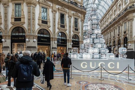 albero gucci in galleria milano|Milano, acceso l'albero di Natale firmato Gucci in Galleria Vittorio .